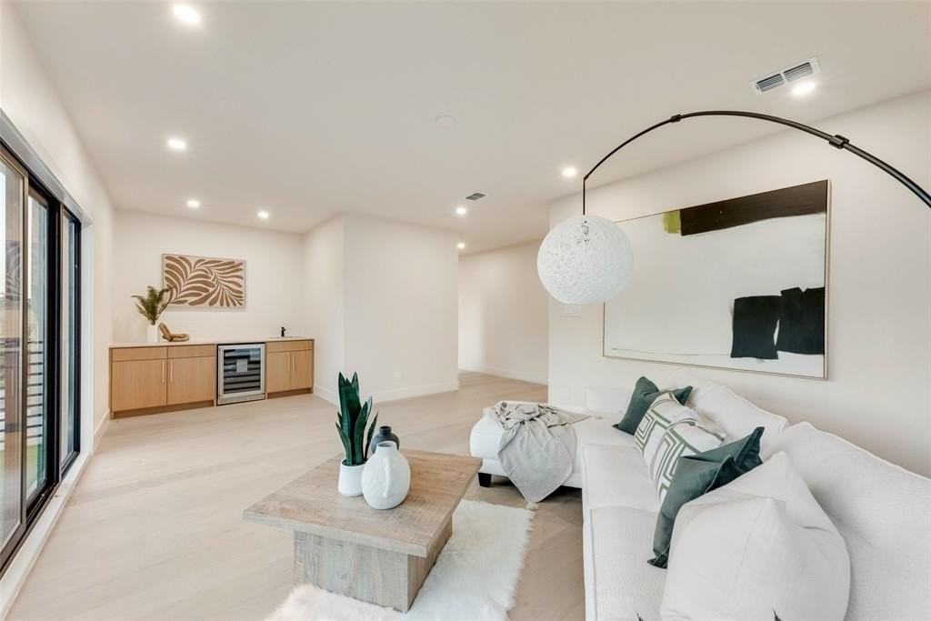 1622 Sylvan Ave - Photo 6 of 21