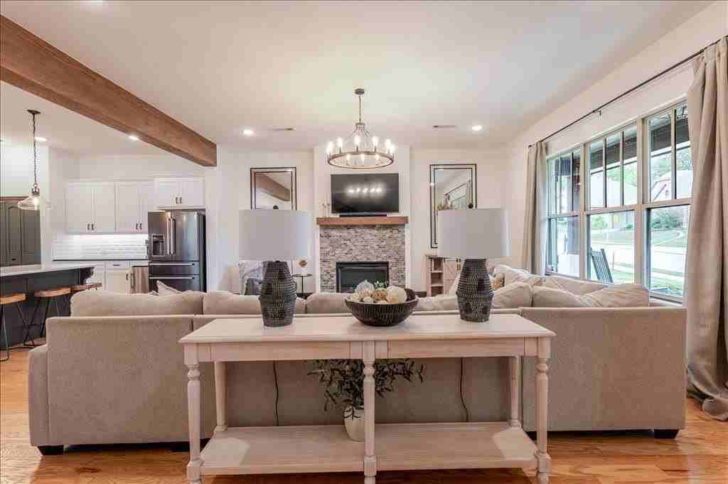 560 Inwood St - Photo 3 of 21