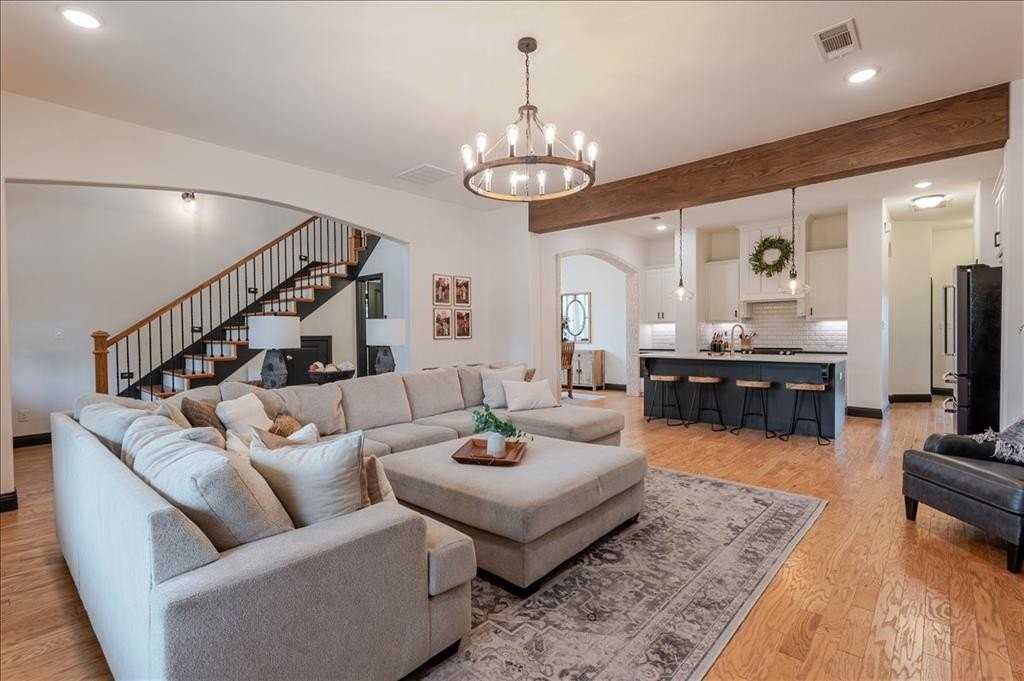 560 Inwood St - Photo 5 of 21