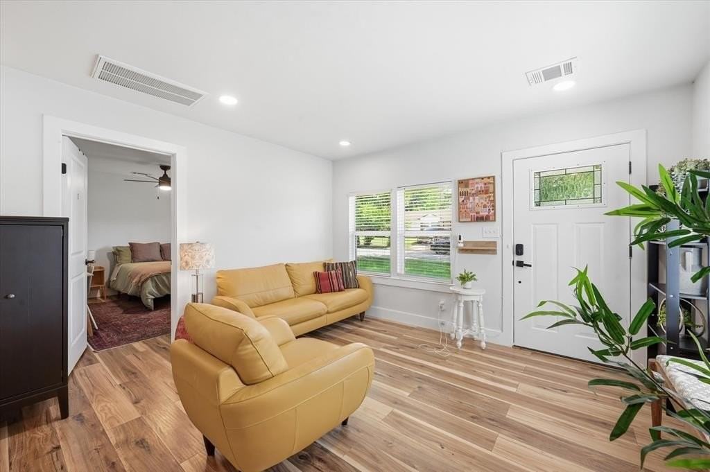 303 Brodie St - Photo 2 of 17