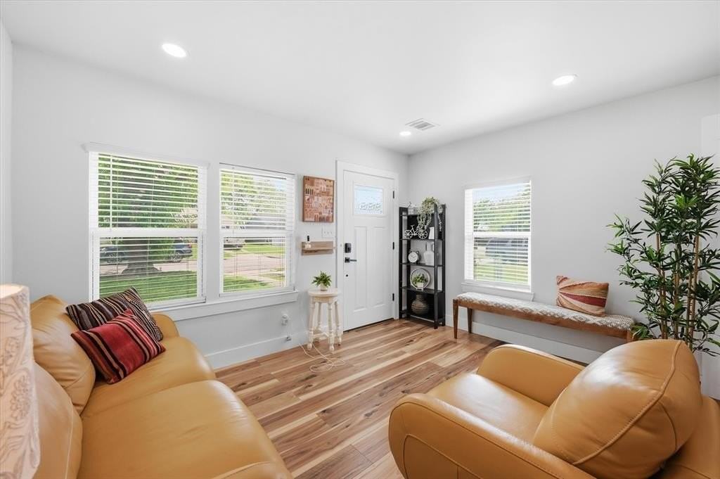 303 Brodie St - Photo 3 of 17