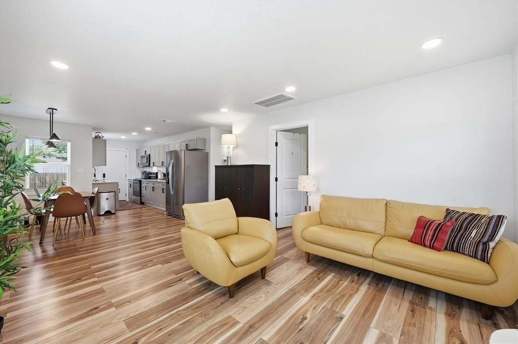 303 Brodie St - Photo 4 of 17