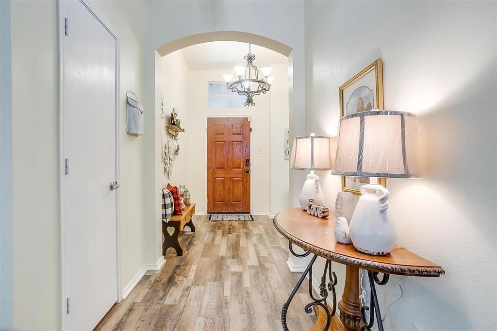 909 Hunter Ln - Photo 5 of 40