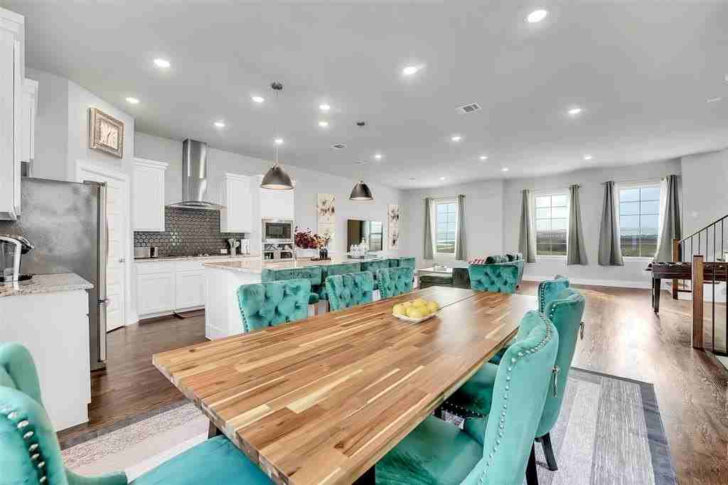 1121 Marc Pl - Photo 5 of 31