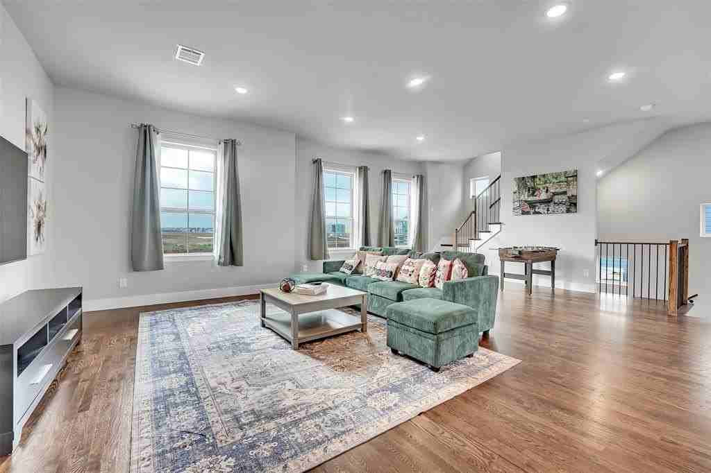 1121 Marc Pl - Photo 6 of 31