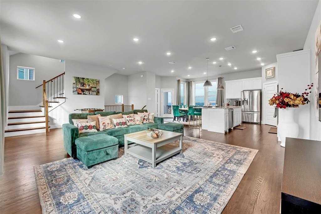 1121 Marc Pl - Photo 7 of 31