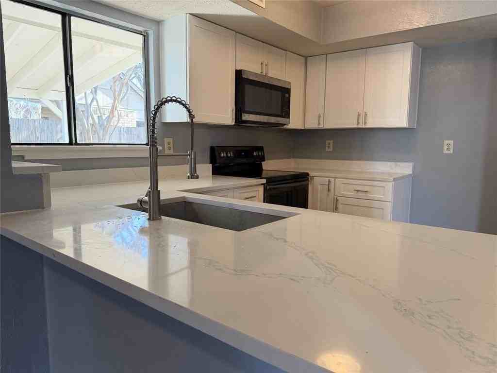 3042 Navarro Ln - Photo 4 of 17