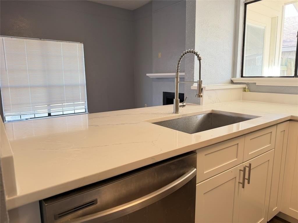 3042 Navarro Ln - Photo 5 of 17