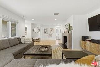 5208 Woodman Ave - Photo 6 of 8