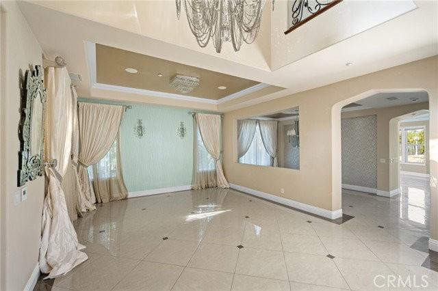 7370 Chantilly Ln - Photo 3 of 8