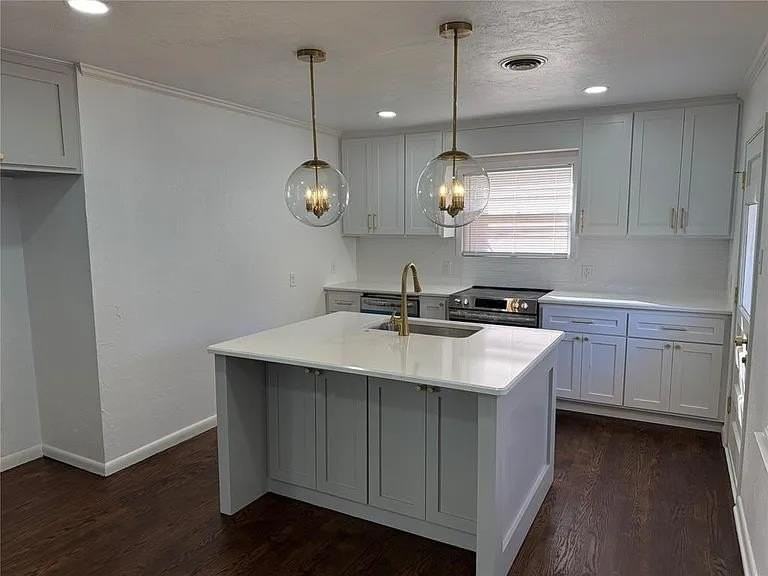 1123 W Brooks St - Photo 3 of 17