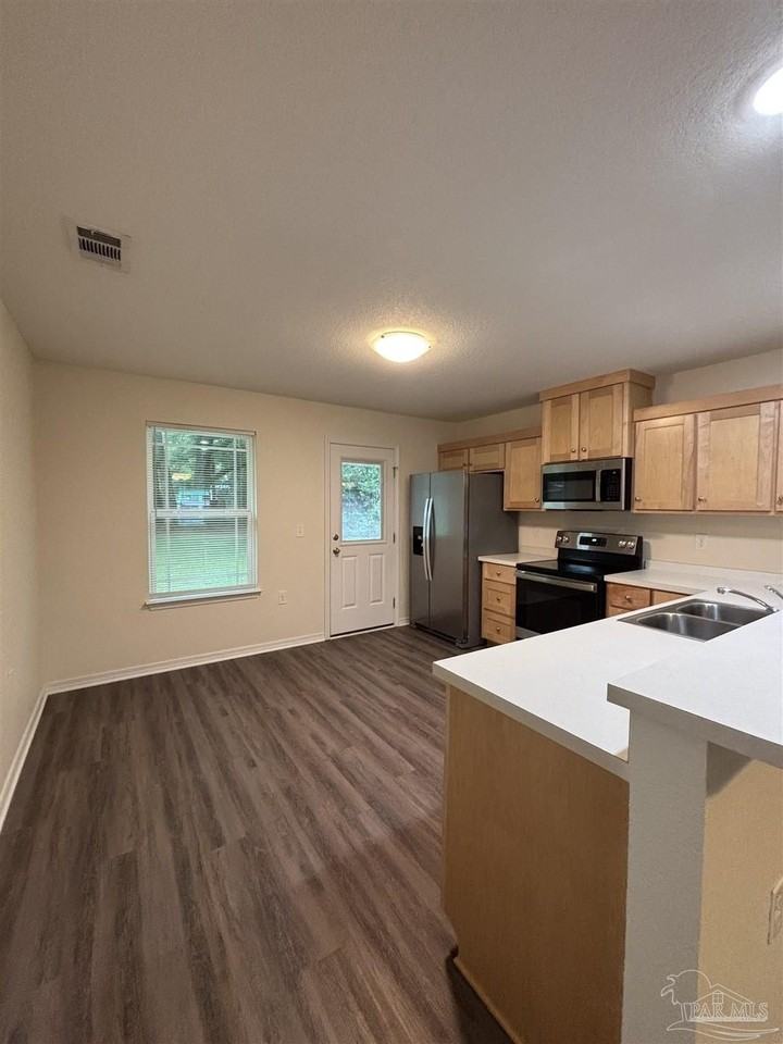 6550 Maddox Rd - Photo 4 of 19