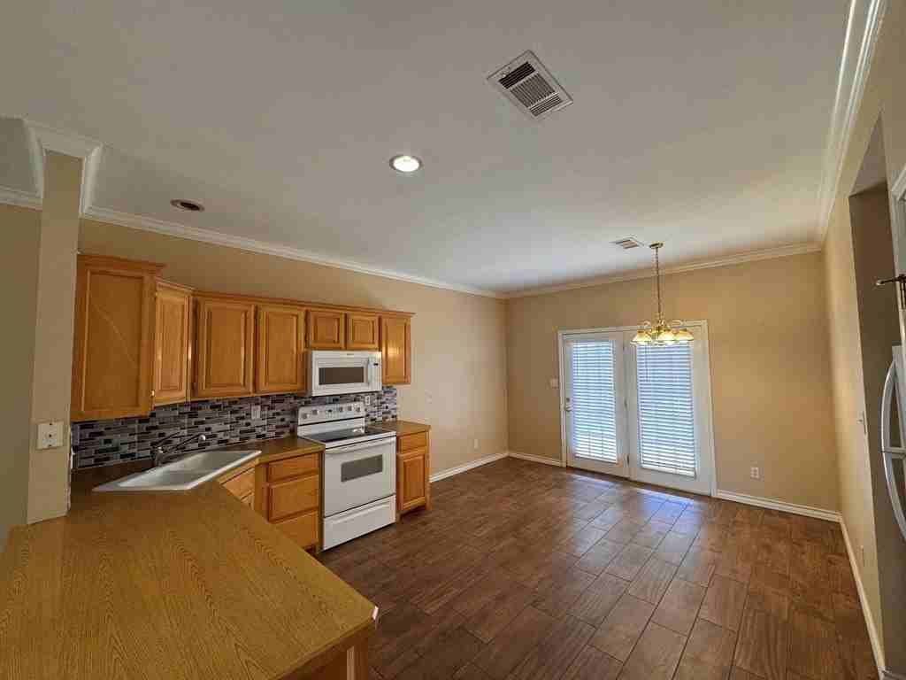 4503 Crockett Ave Apt B - Photo 5 of 22