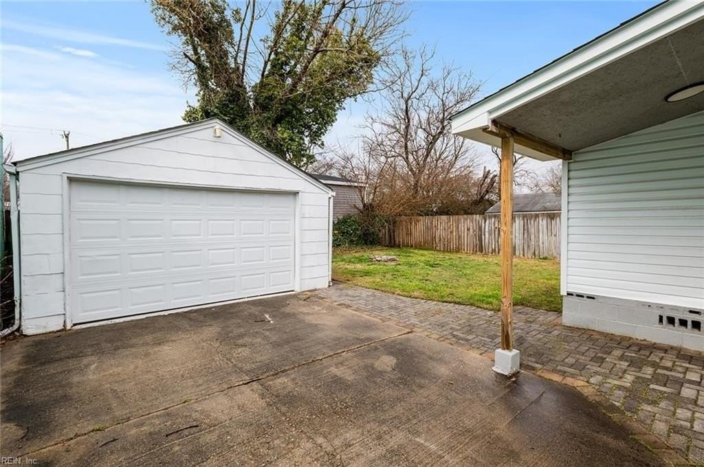 7927 Harold St - Photo 2 of 21