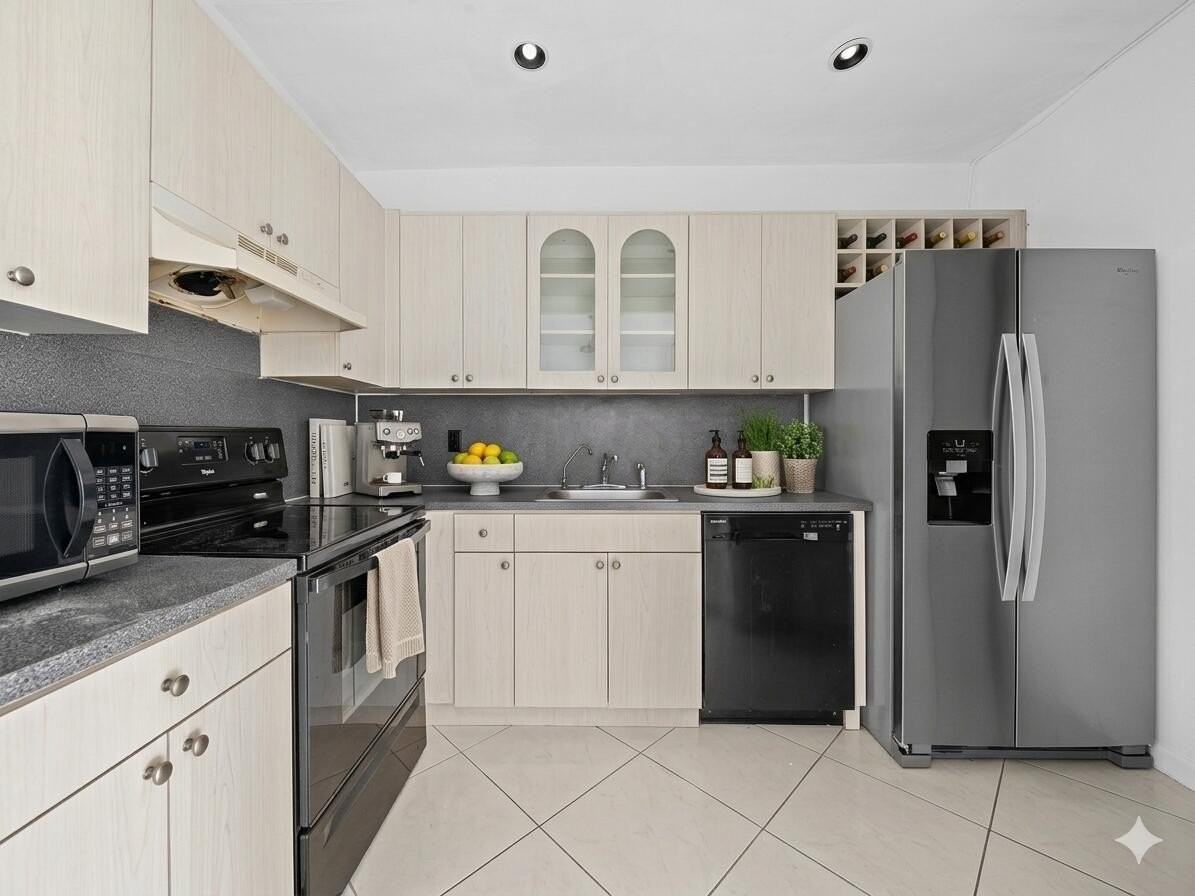 1 Jacaranda Country Club Dr Unit 202 - Photo 3 of 25