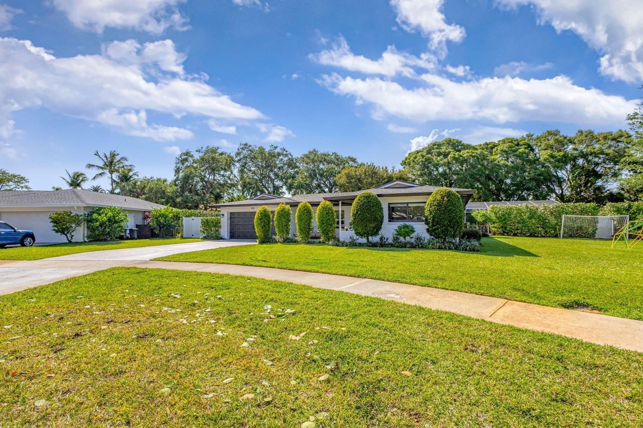 932 Evergreen Dr - Photo 5 of 50