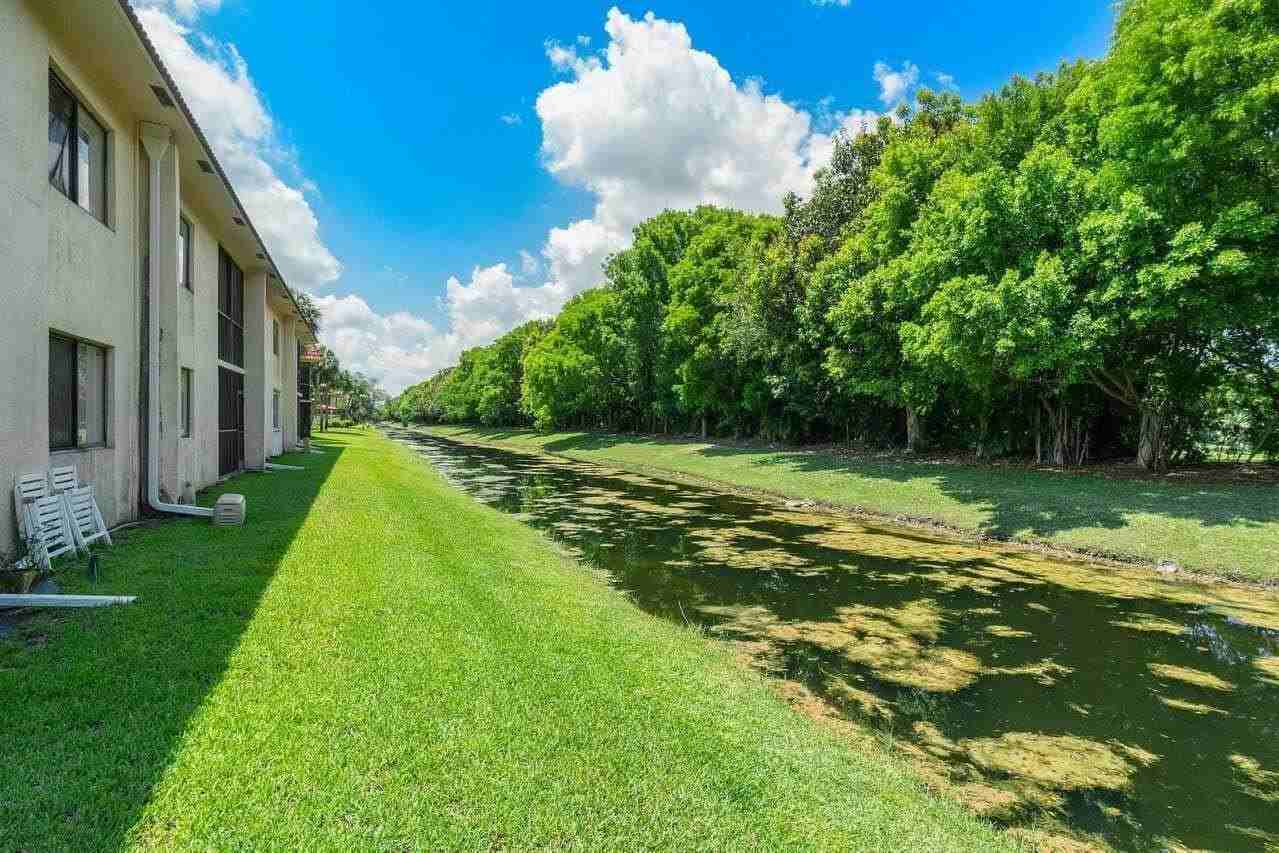 341 Lakeview Dr #203 - Photo 4 of 28