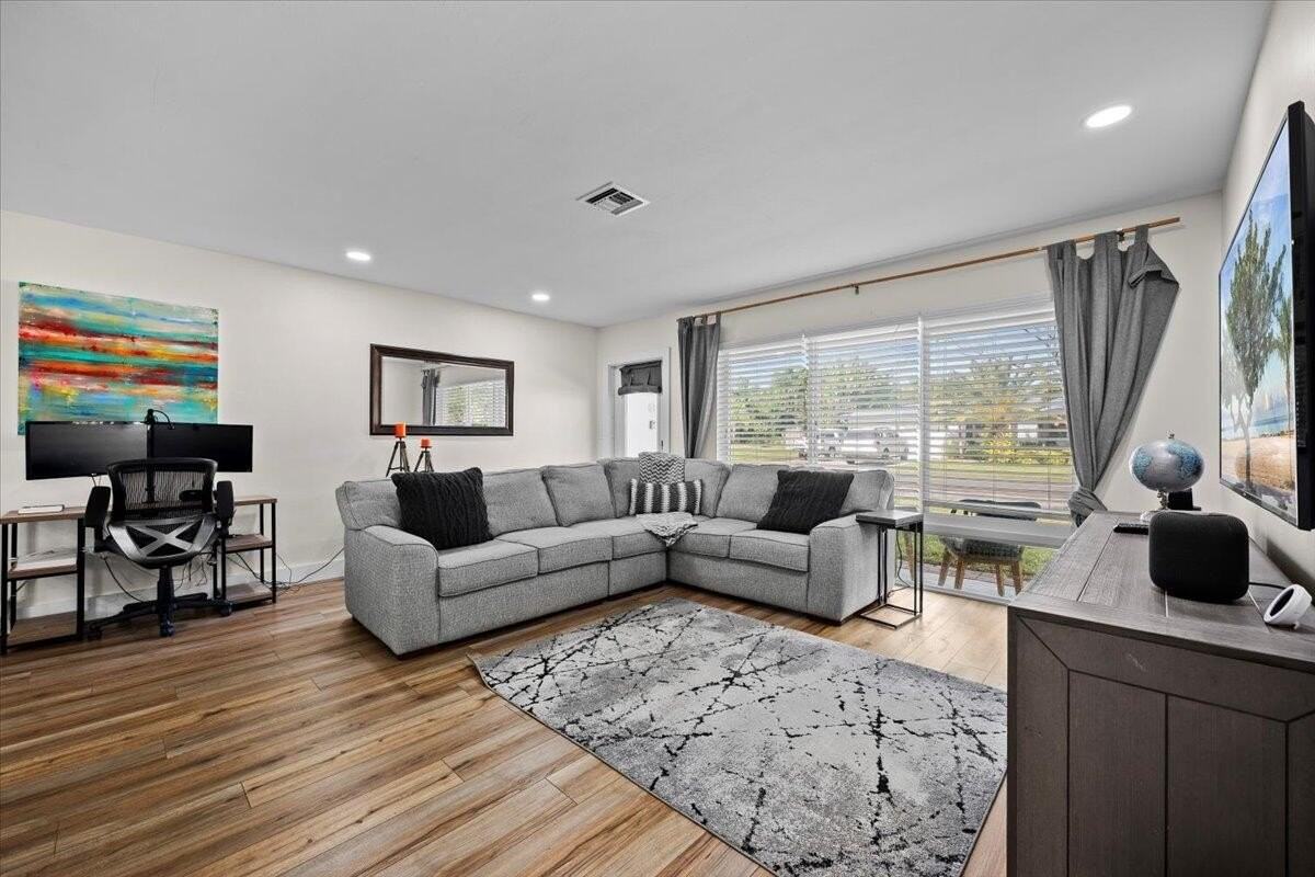 414 Ne 26th Ter - Photo 2 of 27