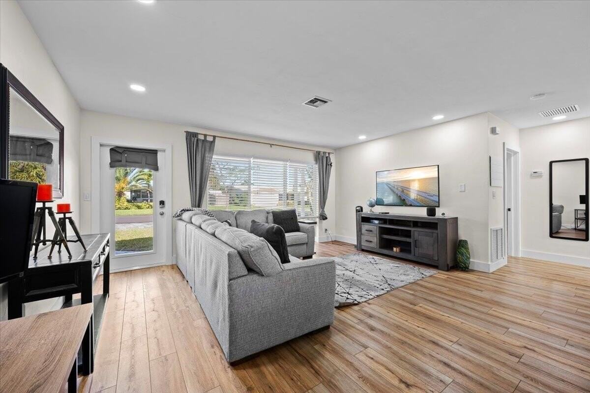 414 Ne 26th Ter - Photo 3 of 27