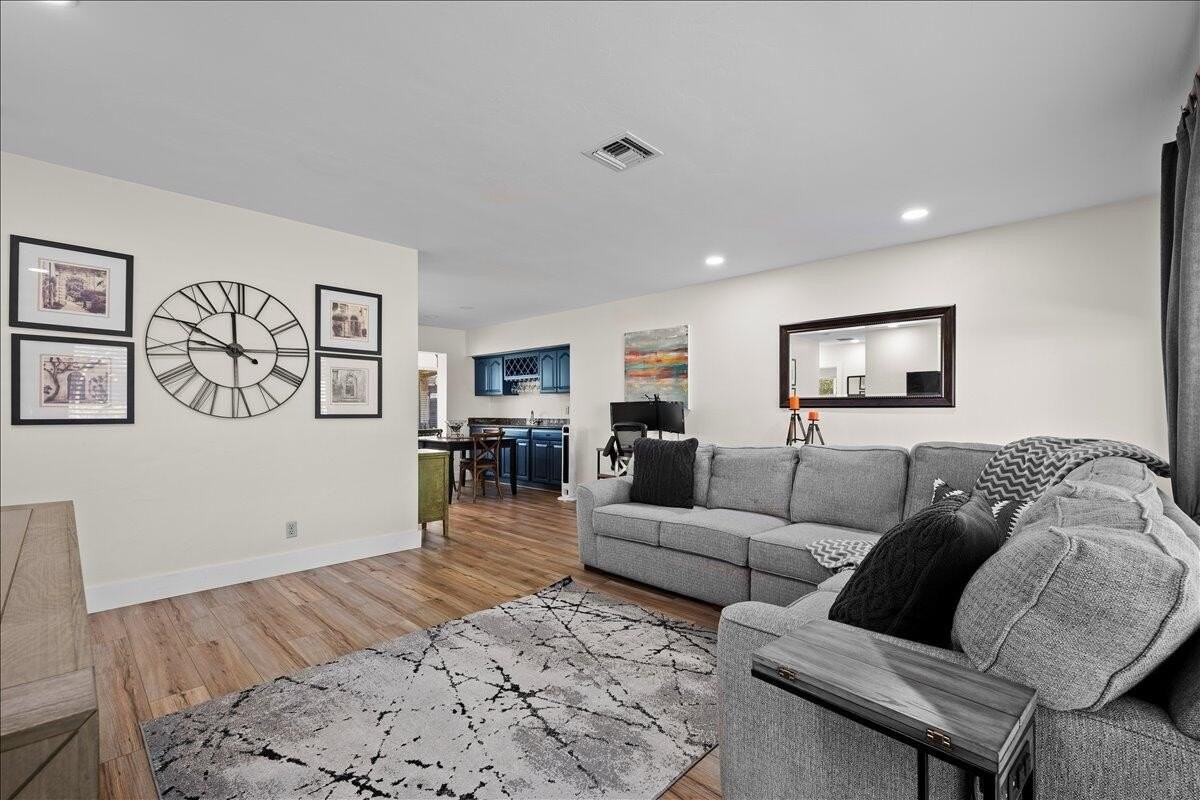 414 Ne 26th Ter - Photo 4 of 27