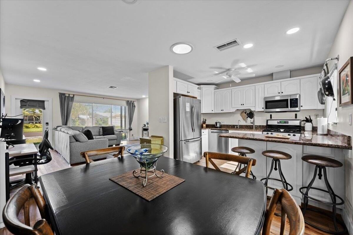 414 Ne 26th Ter - Photo 5 of 27