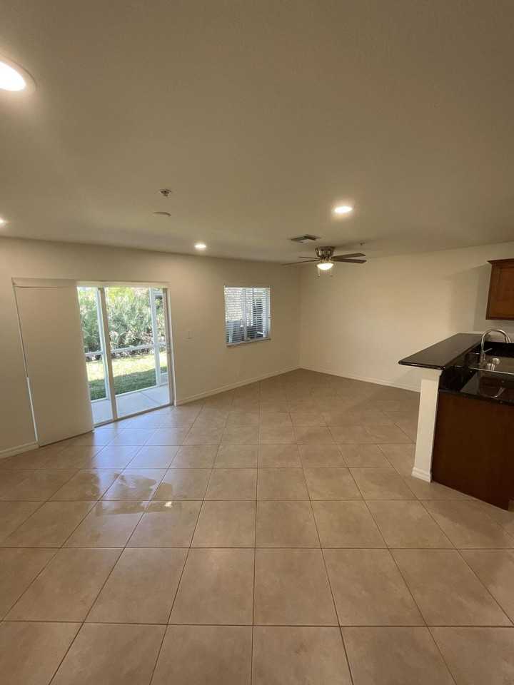 5269 Se Jennings Ln - Photo 7 of 34