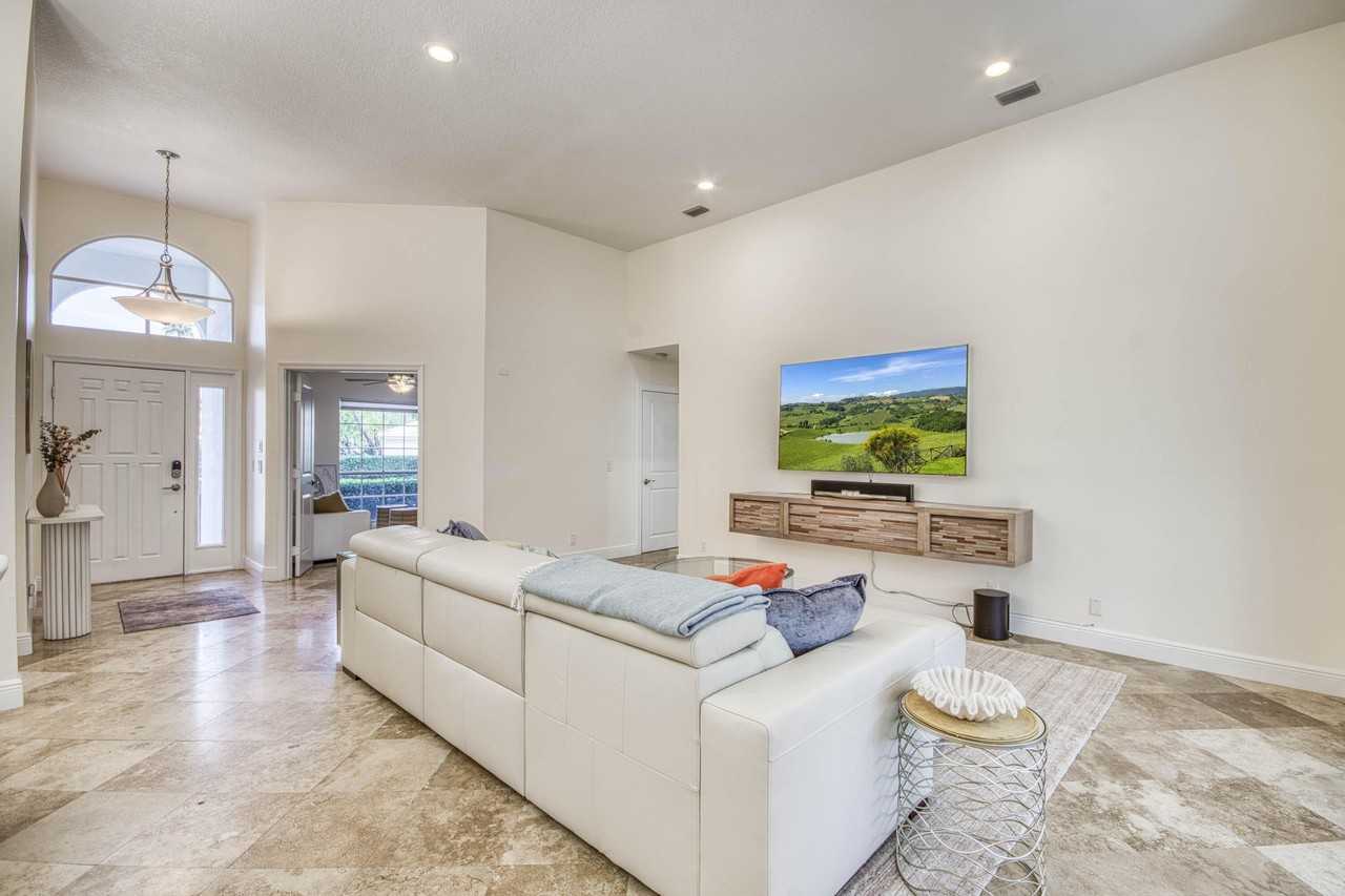 158 Eagleton Ct - Photo 5 of 36