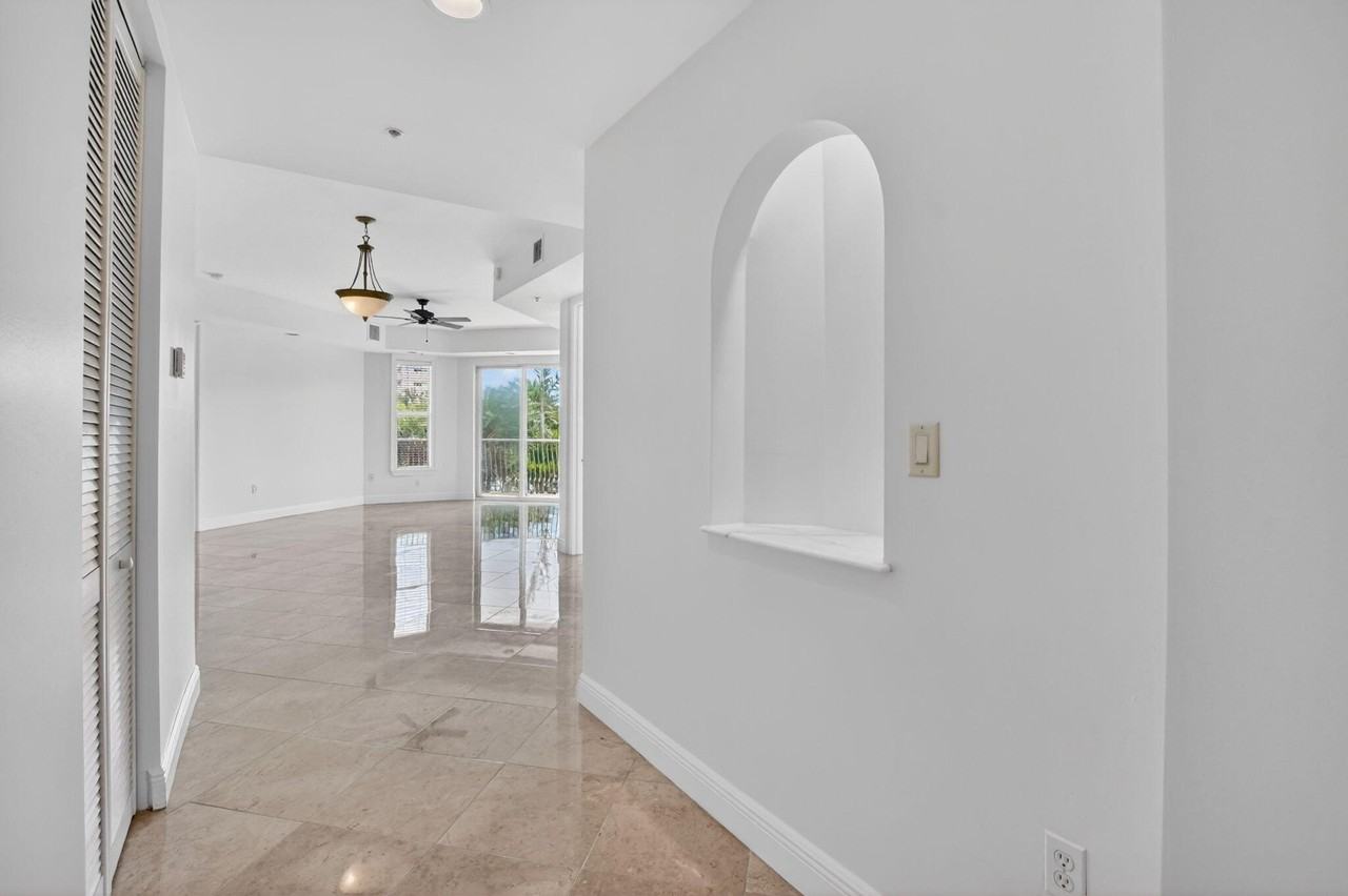 616 Se 20th Ave Apt 302 - Photo 3 of 39