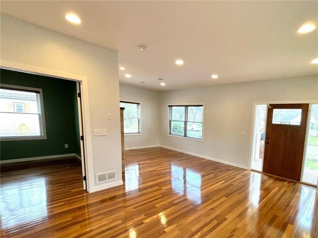 403 Monroe Ave S - Photo 7 of 35