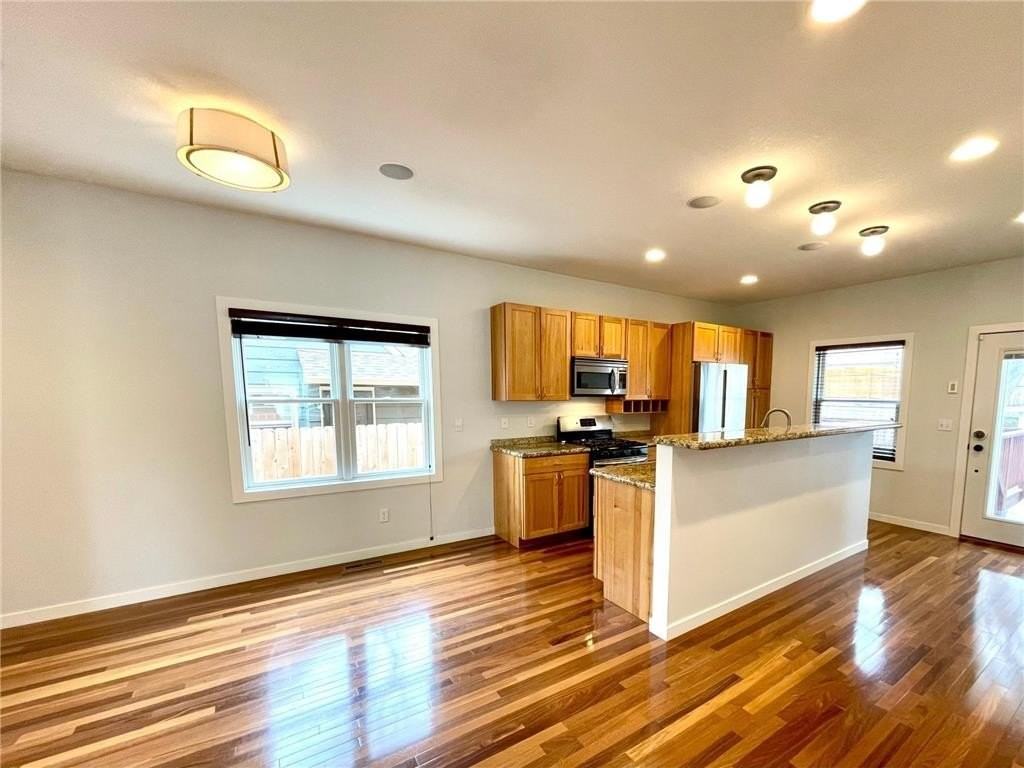 403 Monroe Ave S - Photo 4 of 35