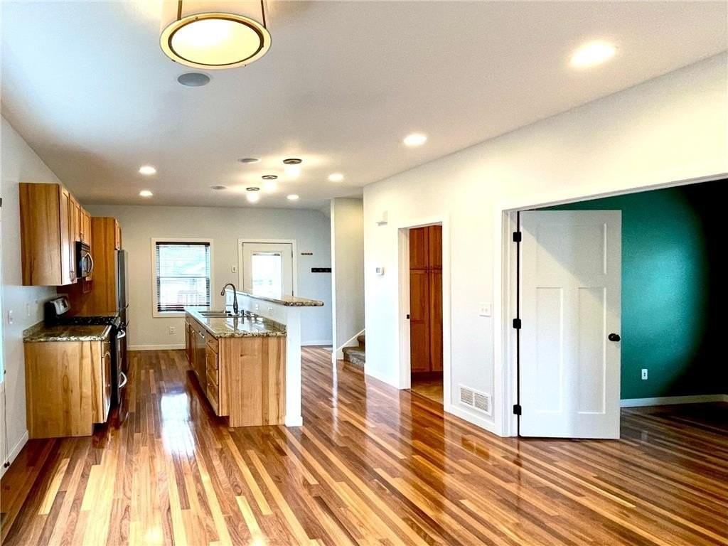 403 Monroe Ave S - Photo 3 of 35