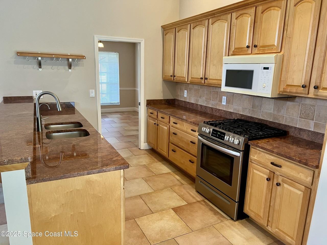 2372 Windham Dr - Photo 3 of 27