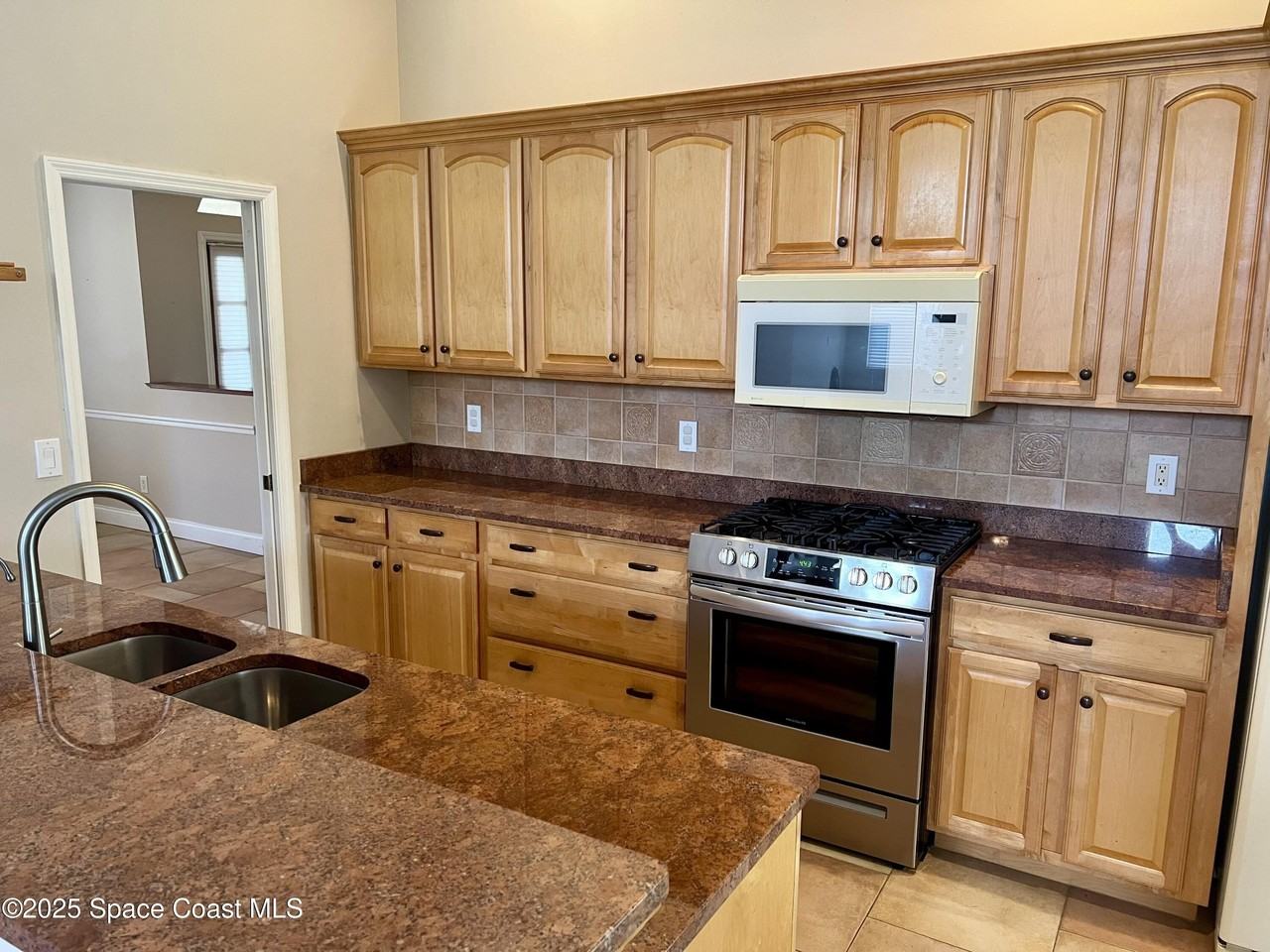 2372 Windham Dr - Photo 4 of 27