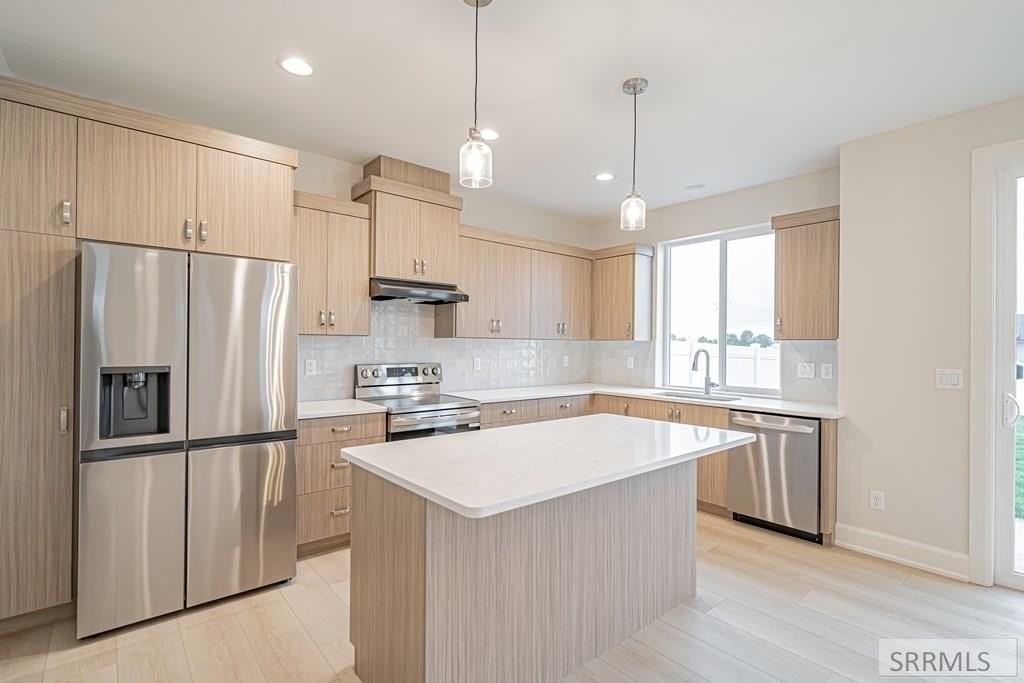 2062 47th St - Photo 2 of 28