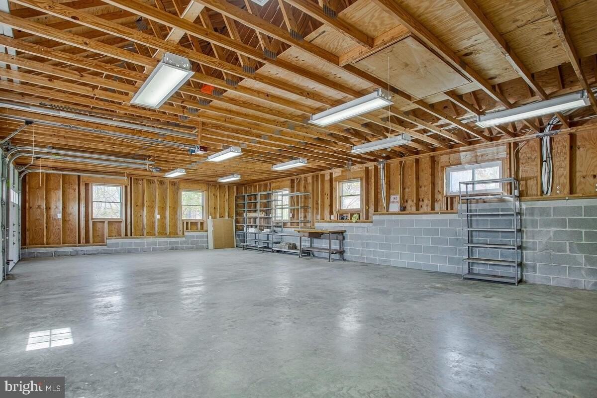 9685 Howes Rd - Photo 6 of 35