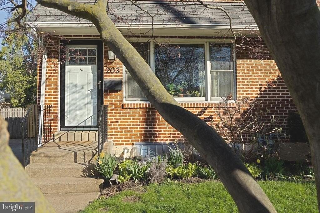 203 E Rosedale Ave - Photo 2 of 30