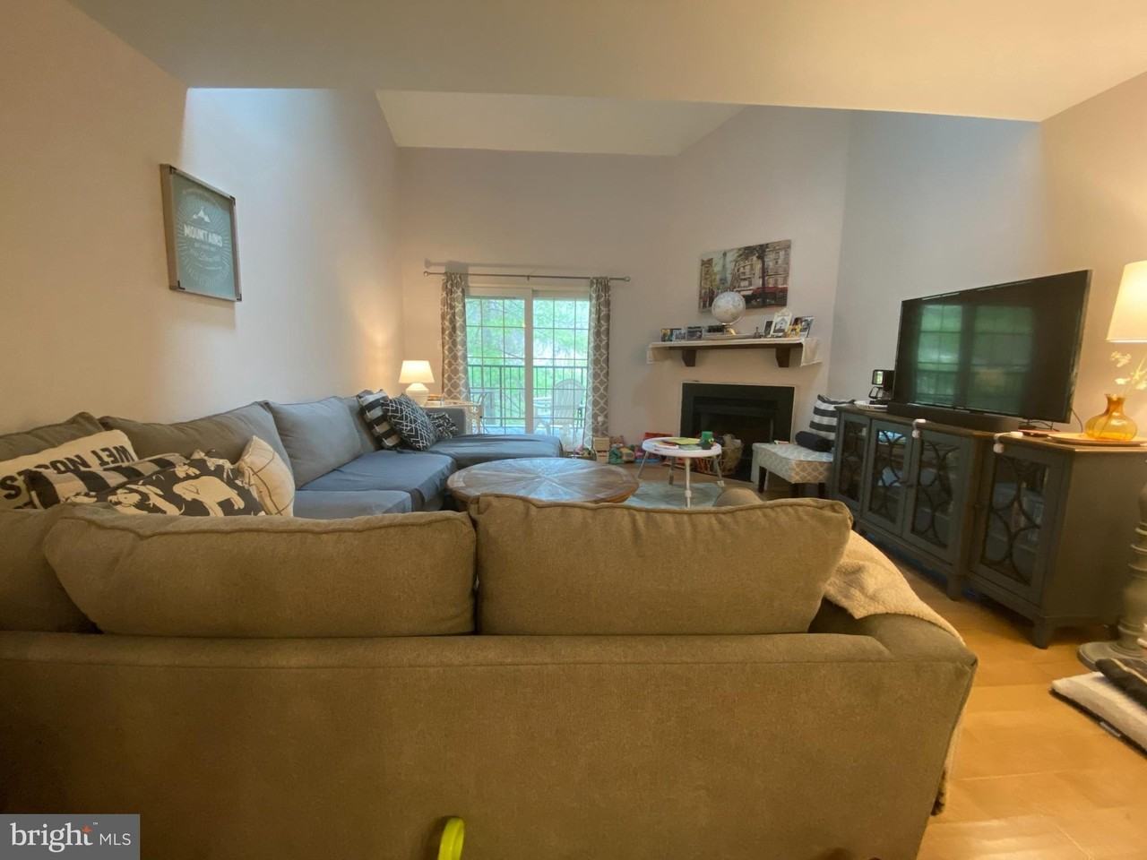 240 Valley Stream Ln - Photo 3 of 18