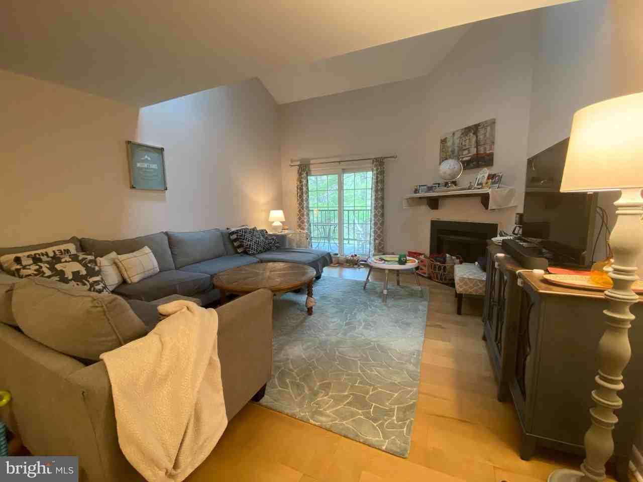 240 Valley Stream Ln - Photo 4 of 18