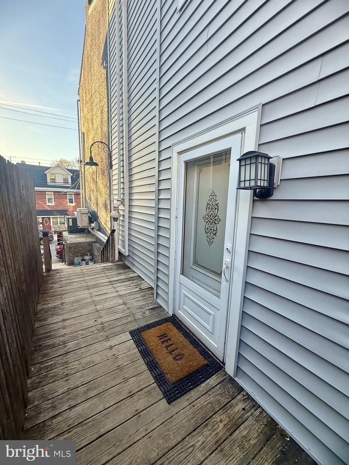 125 Maple St - Photo 3 of 46