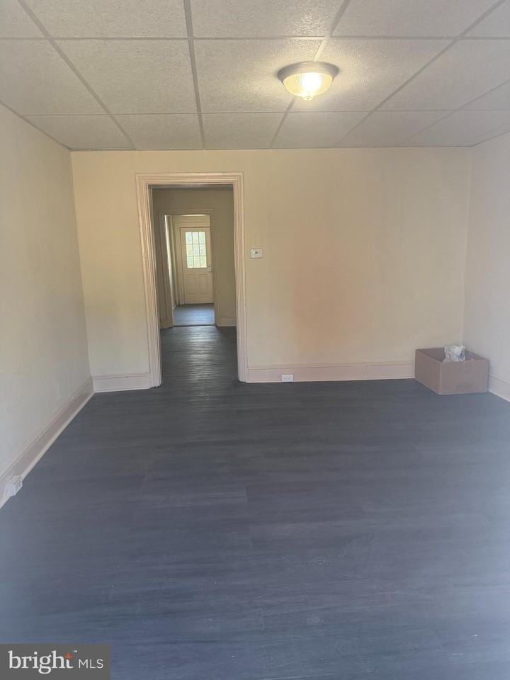 352 1/2 E Airy St - Photo 2 of 11