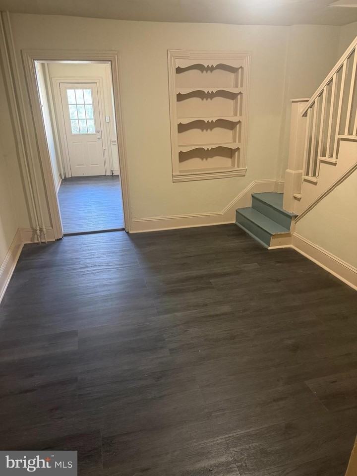 352 1/2 E Airy St - Photo 4 of 11