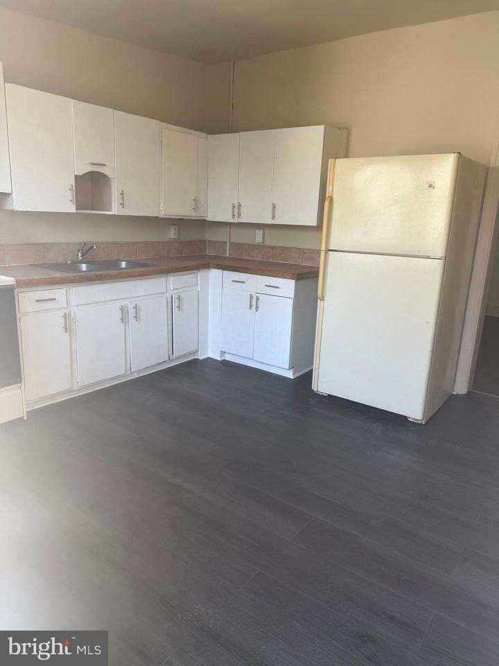 352 1/2 E Airy St - Photo 7 of 11