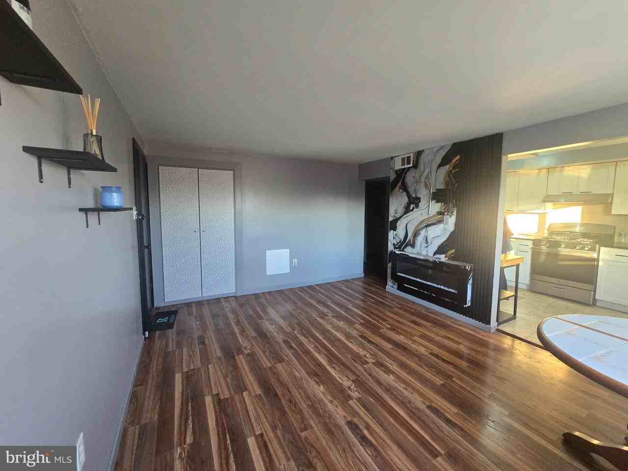 529 Foster St - Photo 4 of 17