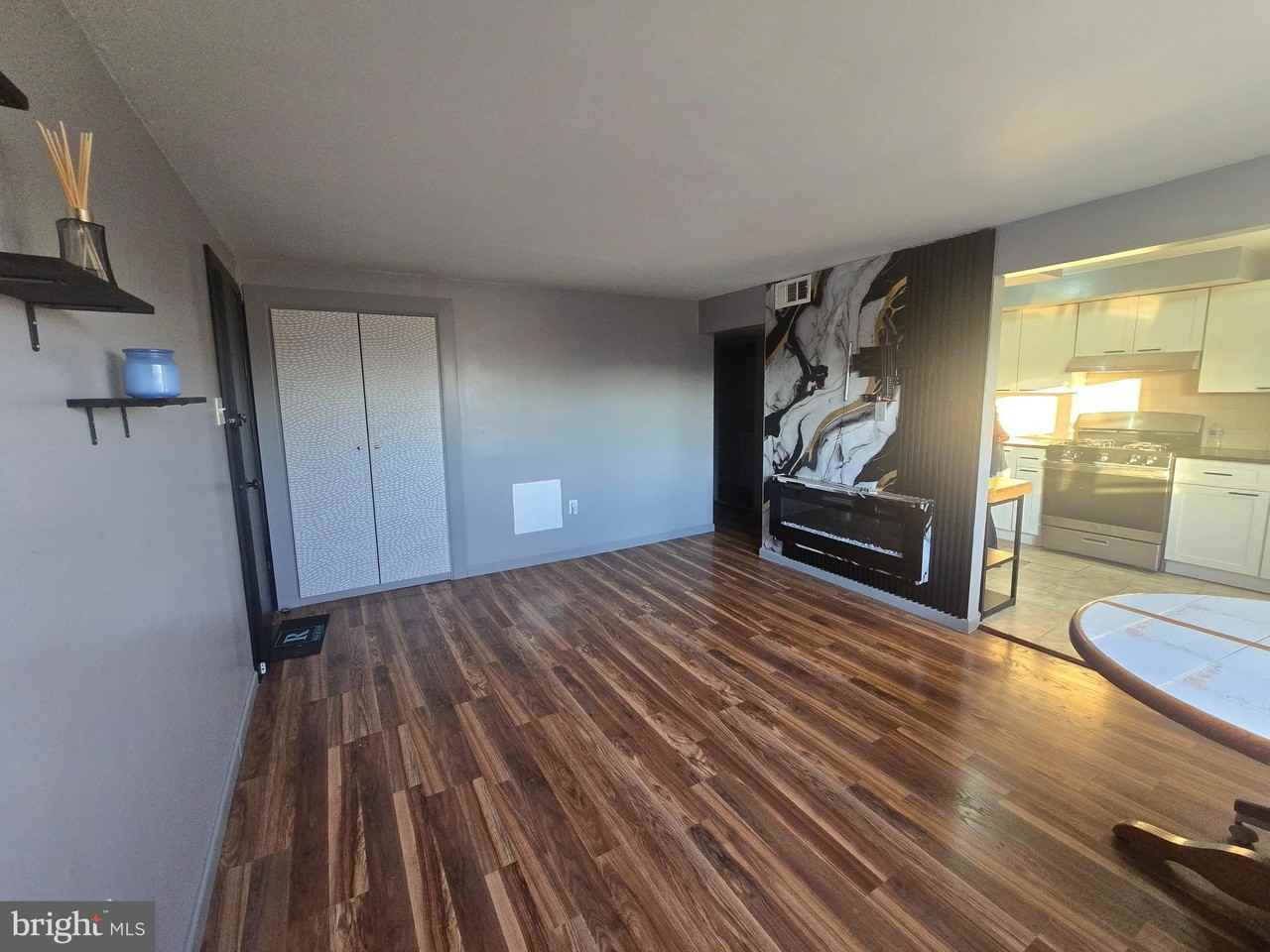 529 Foster St - Photo 5 of 17