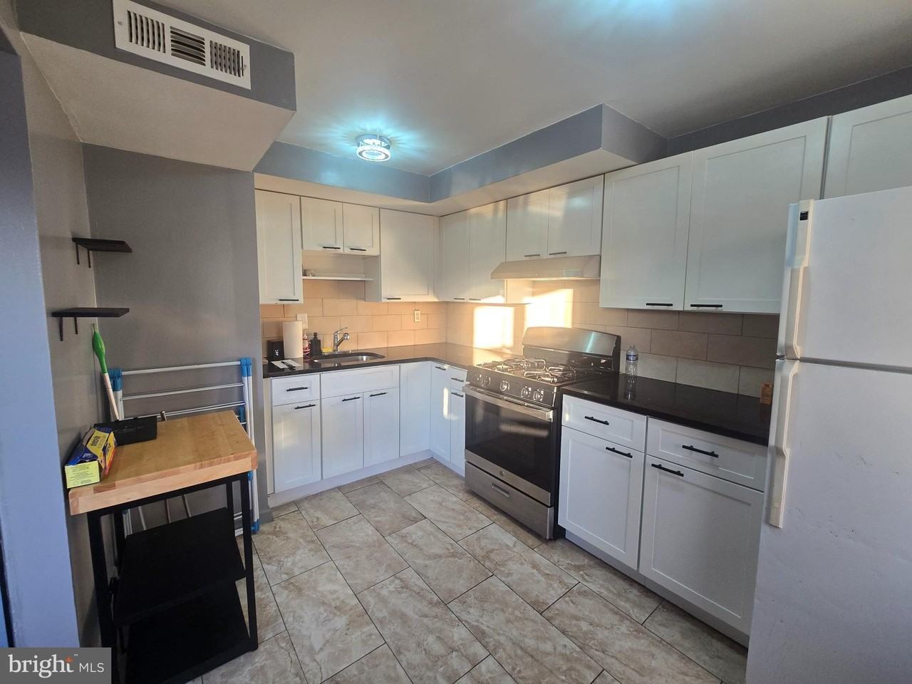 529 Foster St - Photo 7 of 17