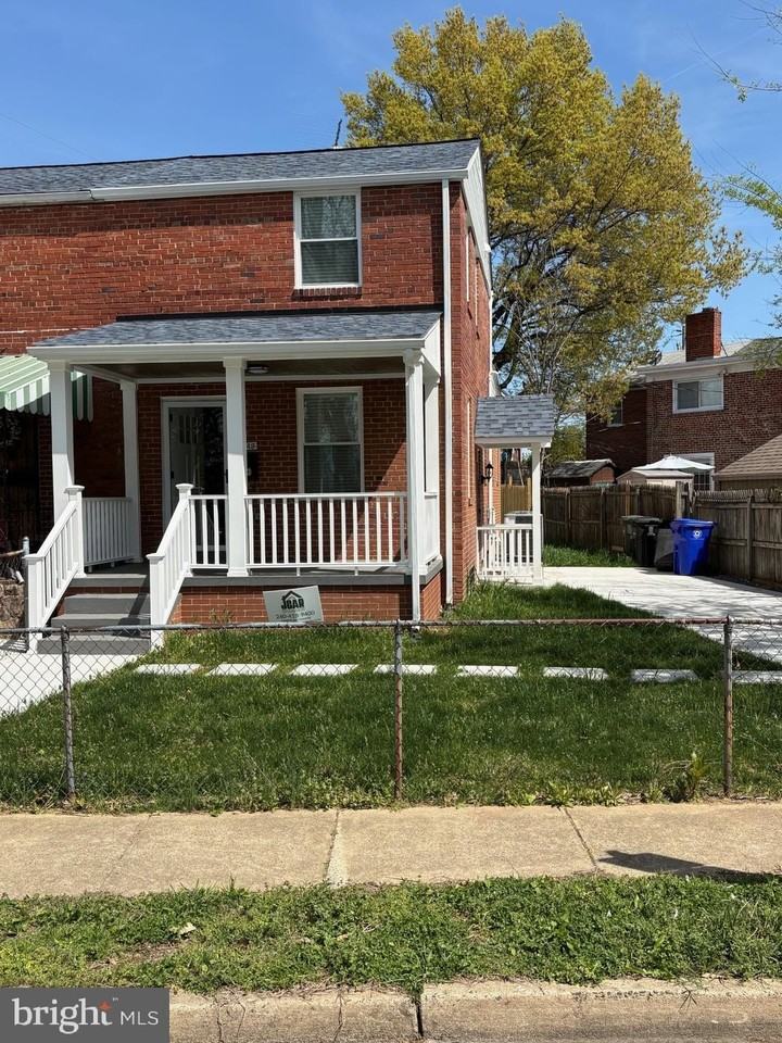 2449 S Oakland St - Photo 2 of 29