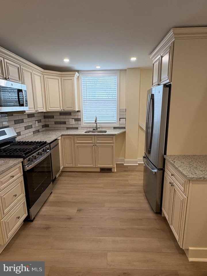 2449 S Oakland St - Photo 7 of 29