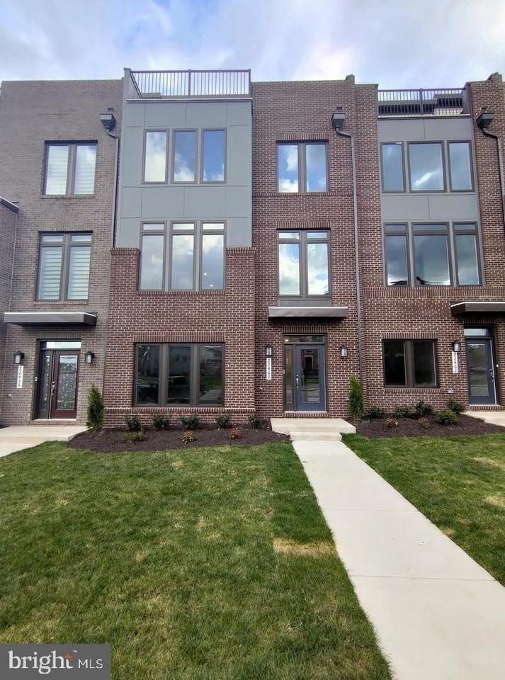 22460 Foundation Dr - Photo 2 of 50