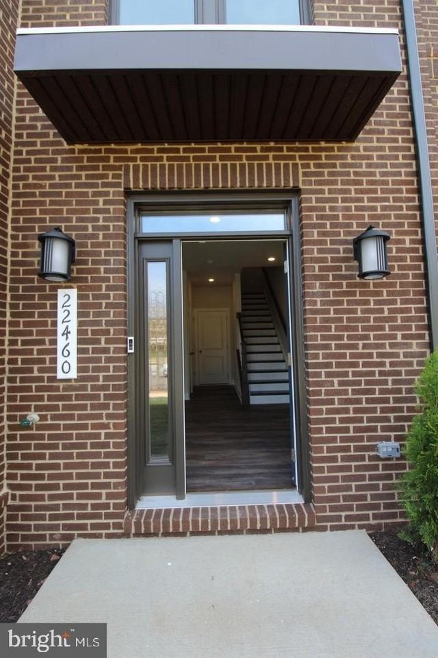 22460 Foundation Dr - Photo 3 of 50