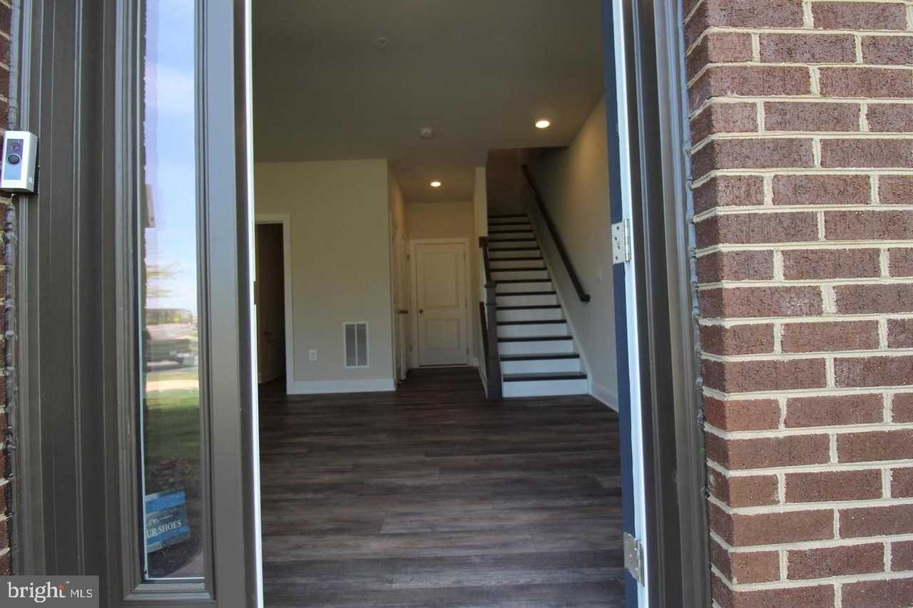 22460 Foundation Dr - Photo 4 of 50